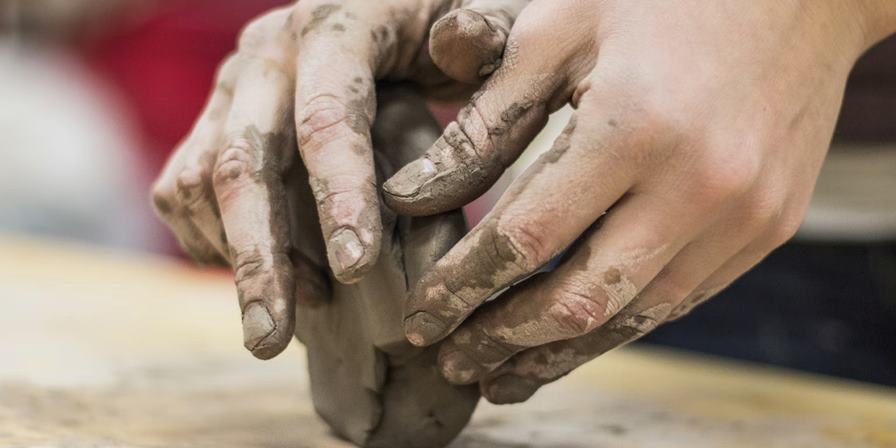 Ferie 2023. Warsztaty ceramiczne dla dzieci i dorosłych